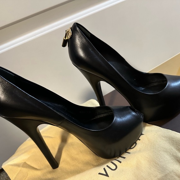 Louis Vuitton heels authentic - Picture 9 of 14